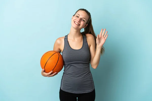 Junge Frau Beim Basketballspielen Auf Blauem Hintergrund Salutiert Mit Glücklicher — Stockfoto