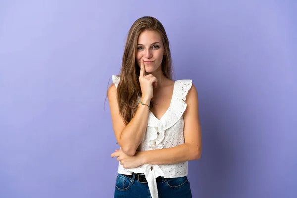 Jonge Blanke Vrouw Geïsoleerde Achtergrond Denken — Stockfoto