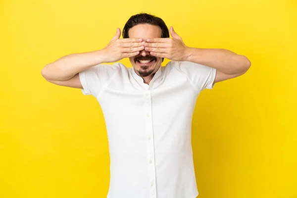 Jonge Blanke Man Geïsoleerd Gele Achtergrond Bedekken Ogen Door Handen — Stockfoto