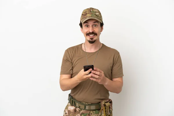 Voják Izolovaný Bílém Pozadí Posílá Zprávu Mobilem — Stock fotografie