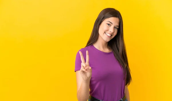 Adolescente Menina Brasileira Sobre Isolado Fundo Amarelo Sorrindo Mostrando Sinal — Fotografia de Stock
