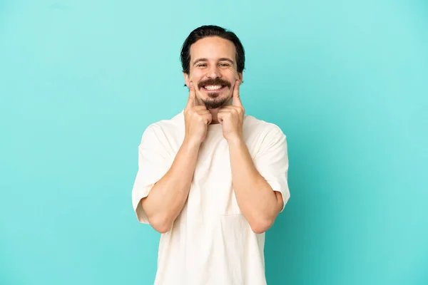 Ung Kaukasisk Mann Isolert Blå Bakgrunn Smiler Med Lykkelig Behagelig – stockfoto