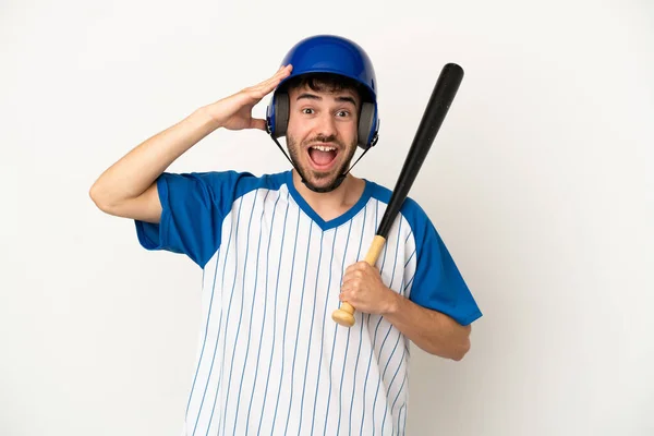 Jovem Caucasiano Jogando Beisebol Isolado Fundo Branco Com Expressão Surpresa — Fotografia de Stock