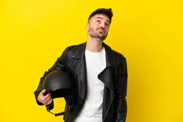 Jonge Blanke Man Met Een Motorfiets Helm Geïsoleerd Gele Achtergrond — Stockfoto