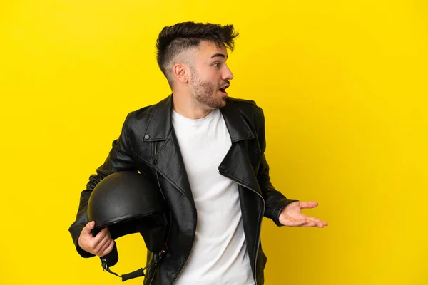 Jonge Kaukasische Man Met Een Motorfiets Helm Geïsoleerd Gele Achtergrond — Stockfoto