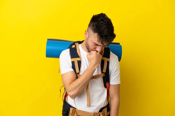 Junger Kaukasischer Bergsteiger Mit Großem Rucksack Auf Gelbem Hintergrund Hat — Stockfoto