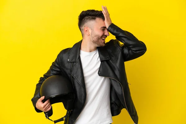 Молодой Кавказский Человек Мотоциклетным Шлемом Изолированным Желтом Фоне Кое Понял — стоковое фото