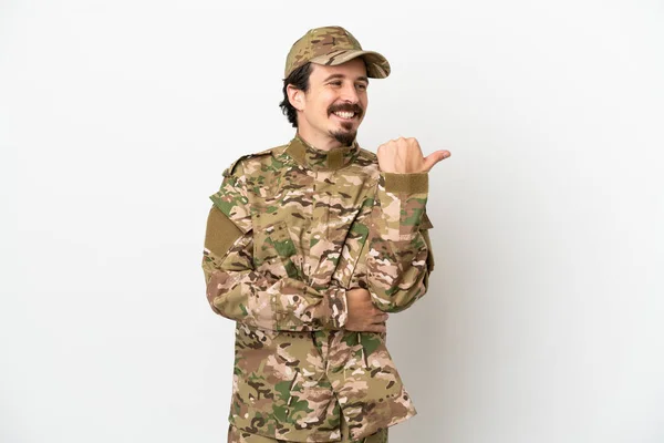 製品を提示するために側面を指す白い背景に隔離兵士の男 — ストック写真