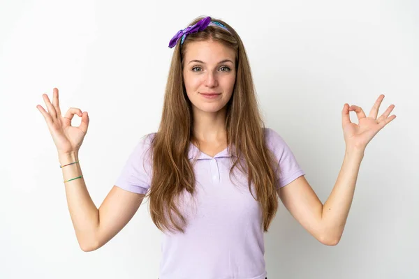 Junge Kaukasierin Mit Isoliertem Hintergrund Zen Pose — Stockfoto