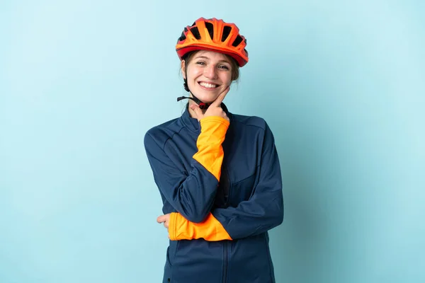 Молодая Велосипедистка Изолированная Синем Фоне Счастливая Улыбающаяся — стоковое фото