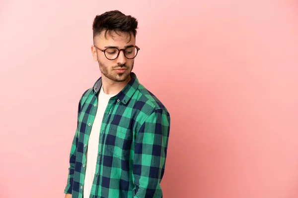 Jovem Caucasiano Isolado Sobre Fundo Rosa Retrato — Fotografia de Stock