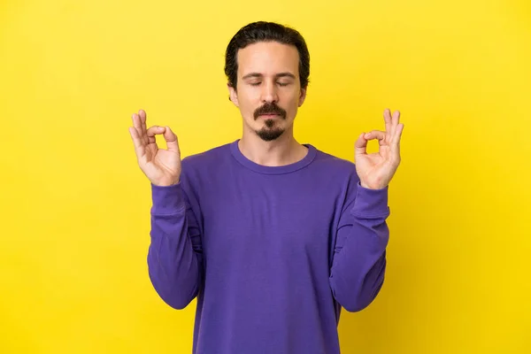 Joven Hombre Caucásico Aislado Sobre Fondo Amarillo Pose Zen — Foto de Stock