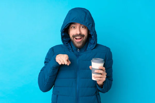 Uomo Indossando Giacca Invernale Tenendo Caffè Asporto Isolato Sfondo Blu — Foto Stock