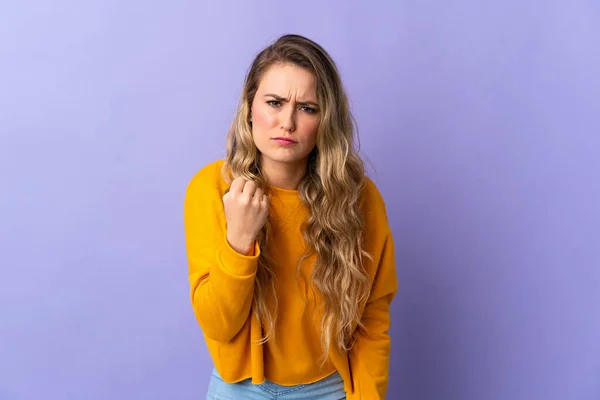 Mujer Brasileña Joven Aislada Sobre Fondo Púrpura Con Expresión Infeliz — Foto de Stock