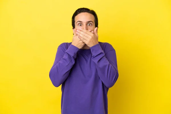 Junger Kaukasischer Mann Isoliert Auf Gelbem Hintergrund Der Mund Mit — Stockfoto