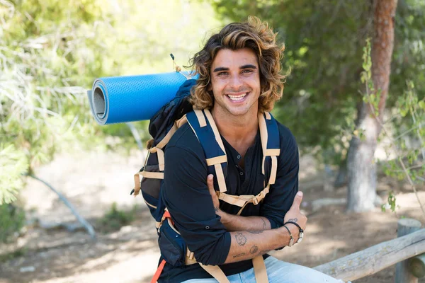 Joven Caminante Caucásico Pasando Sus Vacaciones Camping —  Fotos de Stock