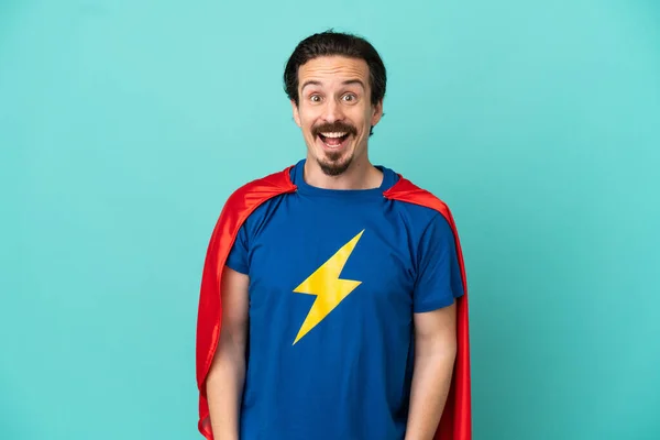Super Hero Hombre Caucásico Aislado Sobre Fondo Azul Con Expresión —  Fotos de Stock