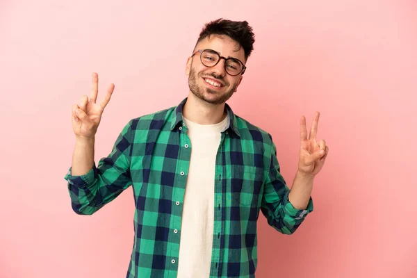 Joven Hombre Caucásico Aislado Sobre Fondo Rosa Mostrando Signo Victoria — Foto de Stock