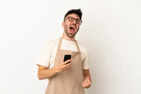 Serveur Restaurant Homme Caucasien Isolé Sur Fond Blanc Avec Téléphone — Photo