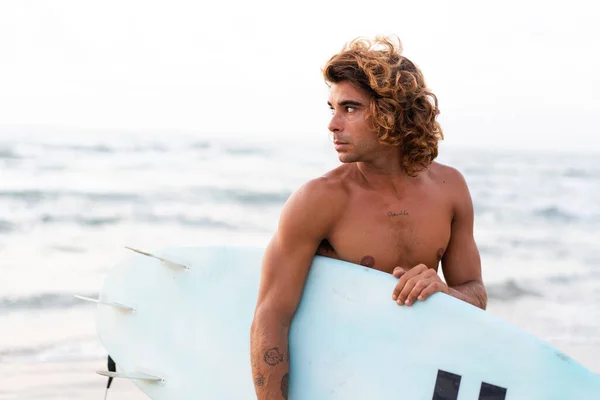 Young Caucasian Man Get Early Doing Surf Sunrise — Stock Photo, Image