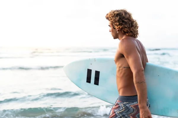 Jeune Homme Caucasien Lever Tôt Pour Faire Surf Lever Soleil — Photo