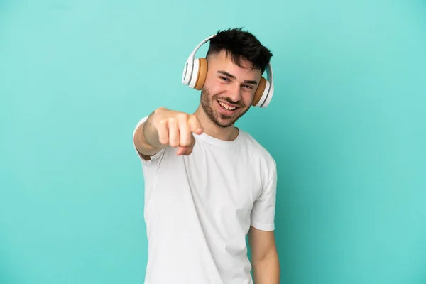 Jonge Blanke Man Geïsoleerd Blauwe Achtergrond Luisteren Muziek Wijzen Naar — Stockfoto