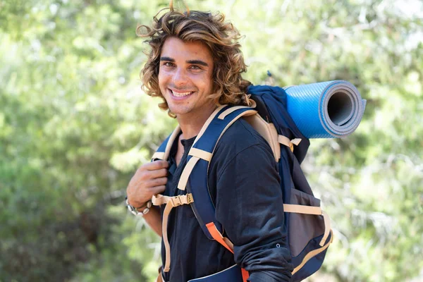 Jovem Homem Caminhante Caucasiano Passando Suas Férias Acampamento — Fotografia de Stock