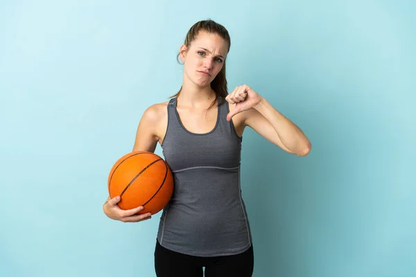 Jovem Mulher Jogando Basquete Isolado Fundo Azul Mostrando Polegar Para — Fotografia de Stock