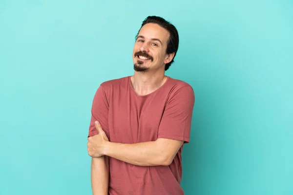 Joven Caucásico Aislado Sobre Fondo Azul Riendo — Foto de Stock