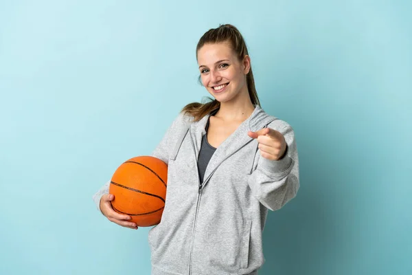 Jonge Blanke Vrouw Geïsoleerd Blauwe Achtergrond Basketbal Spelen Wijzen Naar — Stockfoto