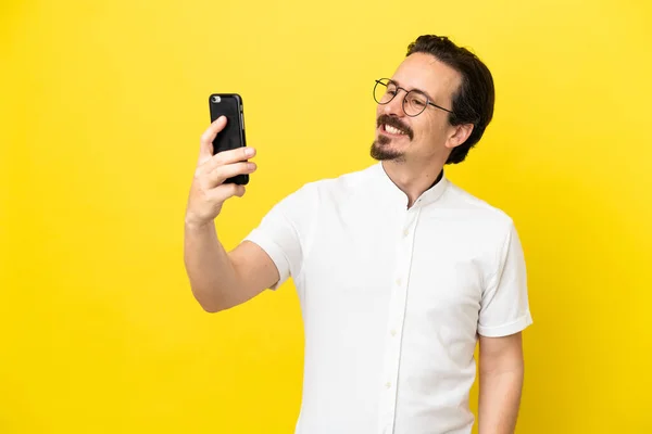 Młody Biały Mężczyzna Odizolowany Żółtym Tle Robi Selfie — Zdjęcie stockowe