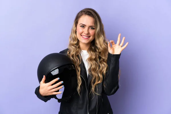 Молодая Бразильянка Мотоциклетным Шлемом Фиолетовом Фоне Показывает Знак Пальцами — стоковое фото