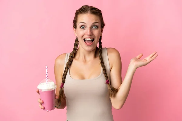 Jovem Com Batido Morango Isolado Fundo Rosa Com Expressão Facial — Fotografia de Stock