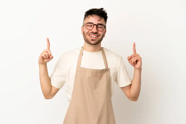 Restaurant Ober Kaukasische Man Geïsoleerd Witte Achtergrond Wijzend Een Geweldig — Stockfoto