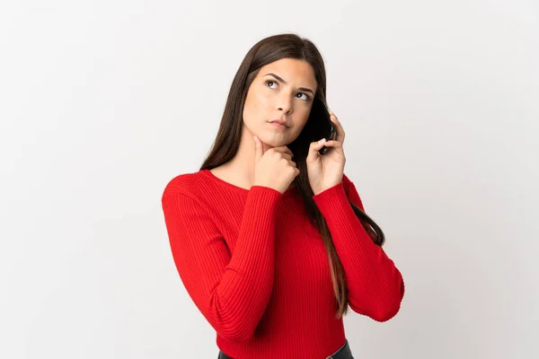 Adolescente Brasileña Chica Usando Teléfono Móvil Sobre Aislado Fondo Blanco — Foto de Stock