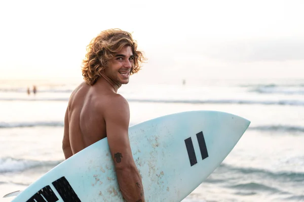 Jeune Homme Caucasien Lever Tôt Pour Faire Surf Lever Soleil — Photo