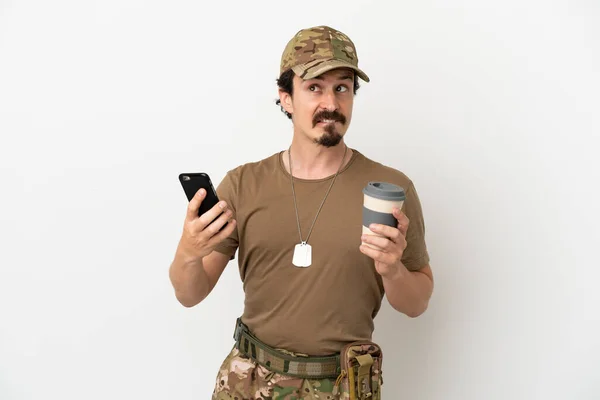 Soldat Man Isolerad Vit Bakgrund Håller Kaffe För Att Bort — Stockfoto