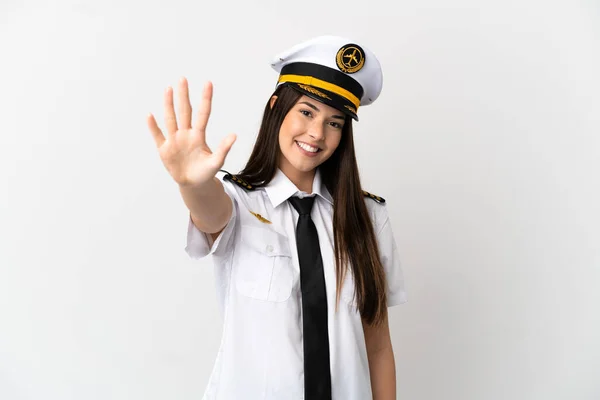 Brazylijka Dziewczyna Samolot Pilot Nad Odizolowanym Białym Tle Licząc Pięć — Zdjęcie stockowe