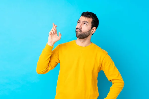 Young Caucasian Man Isolated Blue Background Fingers Crossing Wishing Best — Stock Photo, Image