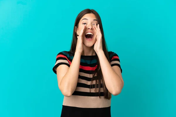 Adolescente Brasileña Chica Sobre Aislado Fondo Azul Gritando Anunciando Algo —  Fotos de Stock