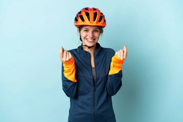Mavi Arka Planda Izole Edilmiş Genç Bisikletçi Kadın Para Hareketi — Stok fotoğraf
