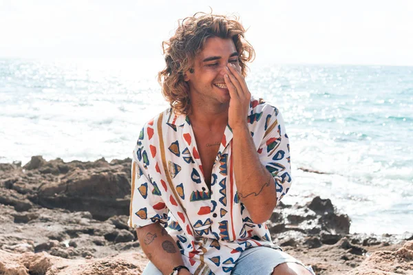 Young Man Beach Smiling Lot — Stock Photo, Image