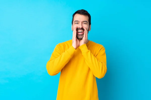 Joven Caucásico Hombre Sobre Aislado Azul Fondo Gritando Anunciando Algo — Foto de Stock