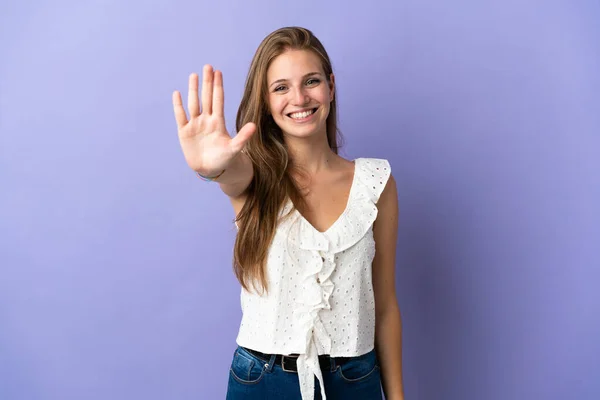 Молодая Белая Женщина Изолированном Фоне Пятеро Пальцами — стоковое фото