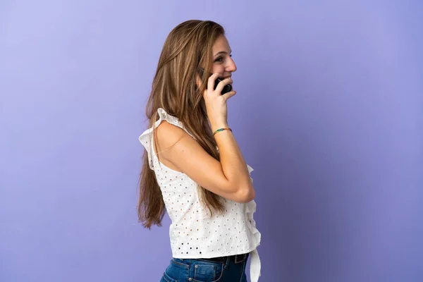 Giovane Donna Caucasica Sfondo Isolato Mantenendo Una Conversazione Con Telefono — Foto Stock