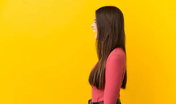 Tiener Braziliaanse Meisje Geïsoleerde Gele Achtergrond Lachen Laterale Positie — Stockfoto