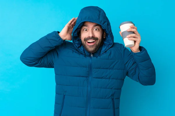 Uomo Che Indossa Giacca Invernale Che Tiene Caffè Asporto Sfondo — Foto Stock