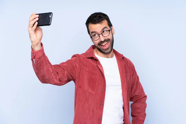 Junger Kaukasischer Mann Cordjacke Vor Blauem Hintergrund Macht Ein Selfie — Stockfoto