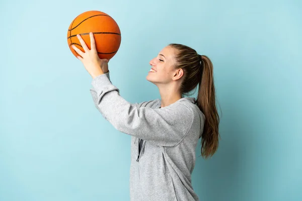 Mladá Běloška Žena Izolované Modrém Pozadí Hrát Basketbal — Stock fotografie