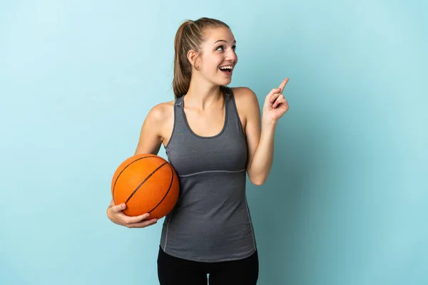 Jovem Mulher Jogando Basquete Isolado Fundo Azul Com Intenção Realizar — Fotografia de Stock